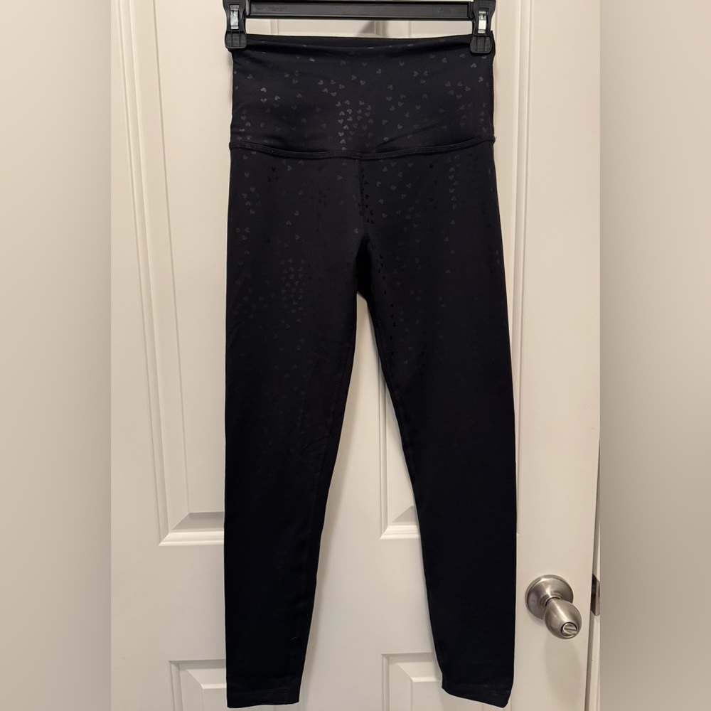 Beyond Yoga Sprinkled Hearts PowerShine High-Waisted Midi Legging. Size small - Picture 2 of 6